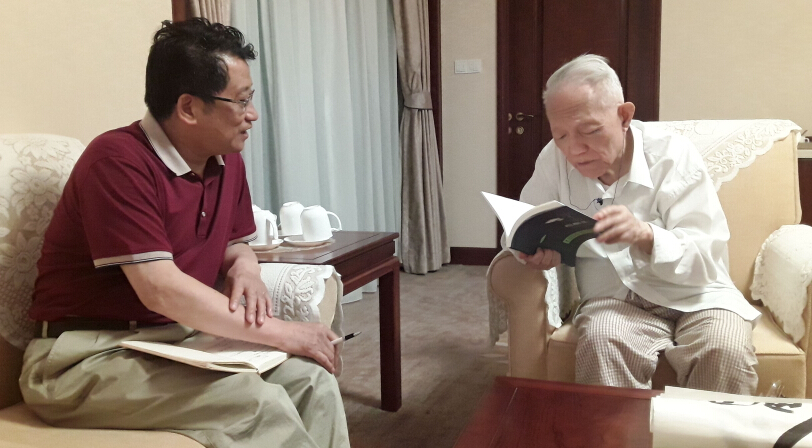 叶建华（左）在京西宾馆采访孙铭的大哥孙钧院士-图片版权归原作者所有