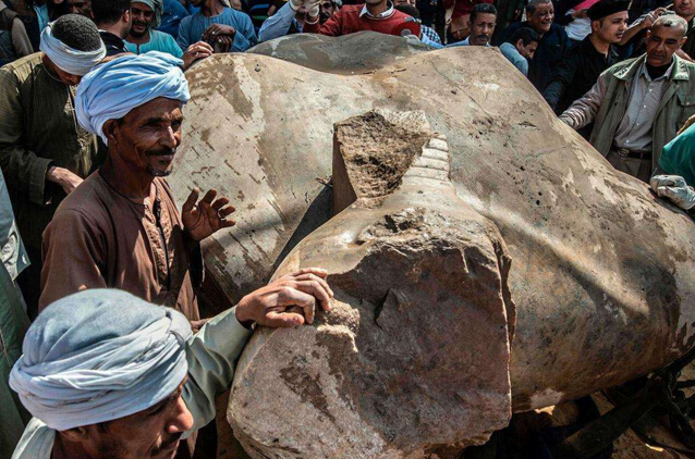 开罗出土巨型雕像残块 考古学家推断属拉美西斯二世雕像