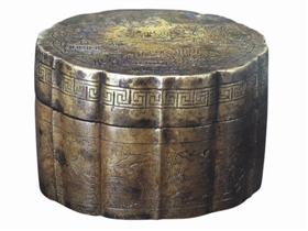 清代海棠形山水人物铜香盒